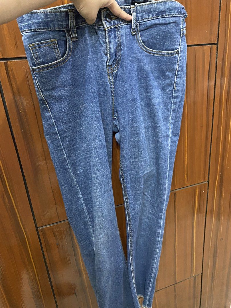 S-BIN Skinny Jeans (Category: Jeans) located in Pateros City. Submitted by downsizin (Listing ID 1427712525, Image 2). Description: Blue jeans with a classic five-pocket design. Features a button and zipper closure. The jeans have a straight leg cut with a slightly frayed hem. The brand name "S-BIN" is visible on the back of the jeans. The jeans have yellow stitching..