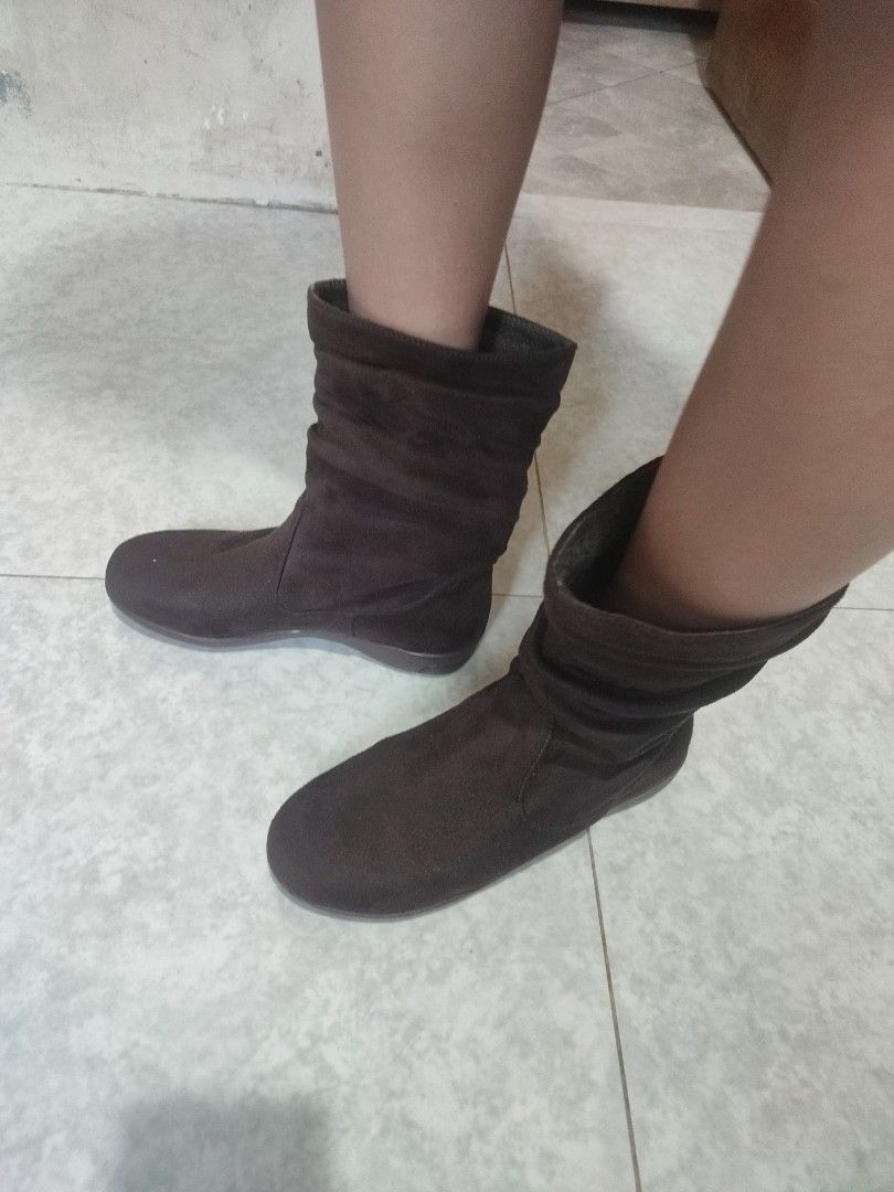 S&H Brown Boots (Category: Babies & Kids Fashion) located in Quezon City. Submitted by PaidTY (Listing ID 1427689263, Image 1). Description: Maganda sa personal and bagay to pair with dress, skirt or short. Hindi nagamit even once dahil sa dami ng shoes ng daughter ko na outgrown na. Size: around 22cm Brown boots with a slouchy design. The soles are brown and show the brand S&H. The boots appear to be made of a suede-like material. The size is vi