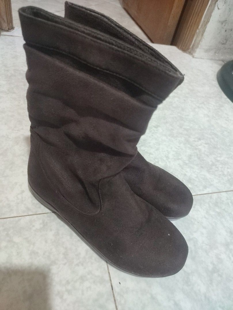 S&H Brown Boots (Category: Babies & Kids Fashion) located in Quezon City. Submitted by PaidTY (Listing ID 1427689263, Image 2). Description: Maganda sa personal and bagay to pair with dress, skirt or short. Hindi nagamit even once dahil sa dami ng shoes ng daughter ko na outgrown na. Size: around 22cm Brown boots with a slouchy design. The soles are brown and show the brand S&H. The boots appear to be made of a suede-like material. The size is vi
