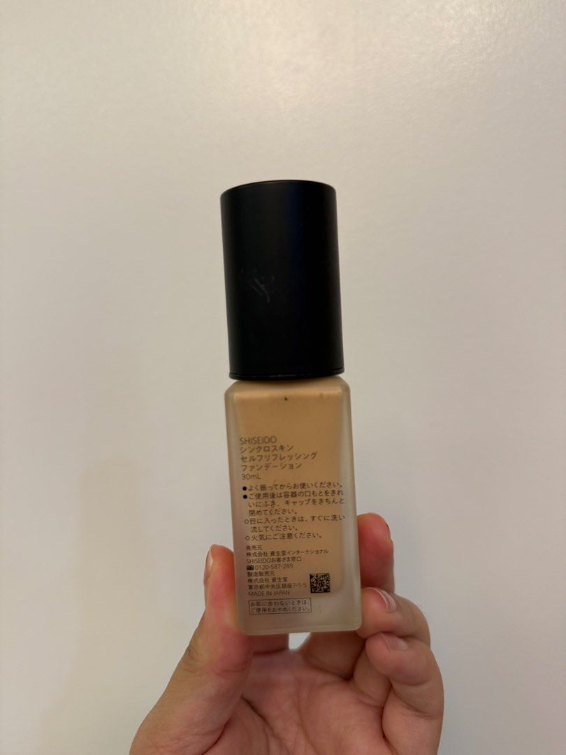 Shiseido Synchro Skin Self-Refreshing Foundation (Category: Makeup) located in Pasig City. Submitted by affordablestuffph (Listing ID 1427760248, Image 2). Description: Shiseido Synchro Skin Self-Refreshing Foundation in shade 320. It has SPF 35 PA+++. The bottle contains 30ml of foundation. The foundation is in a clear glass bottle with a black cap. Original bought from Tokyo Shade 320 Pine.