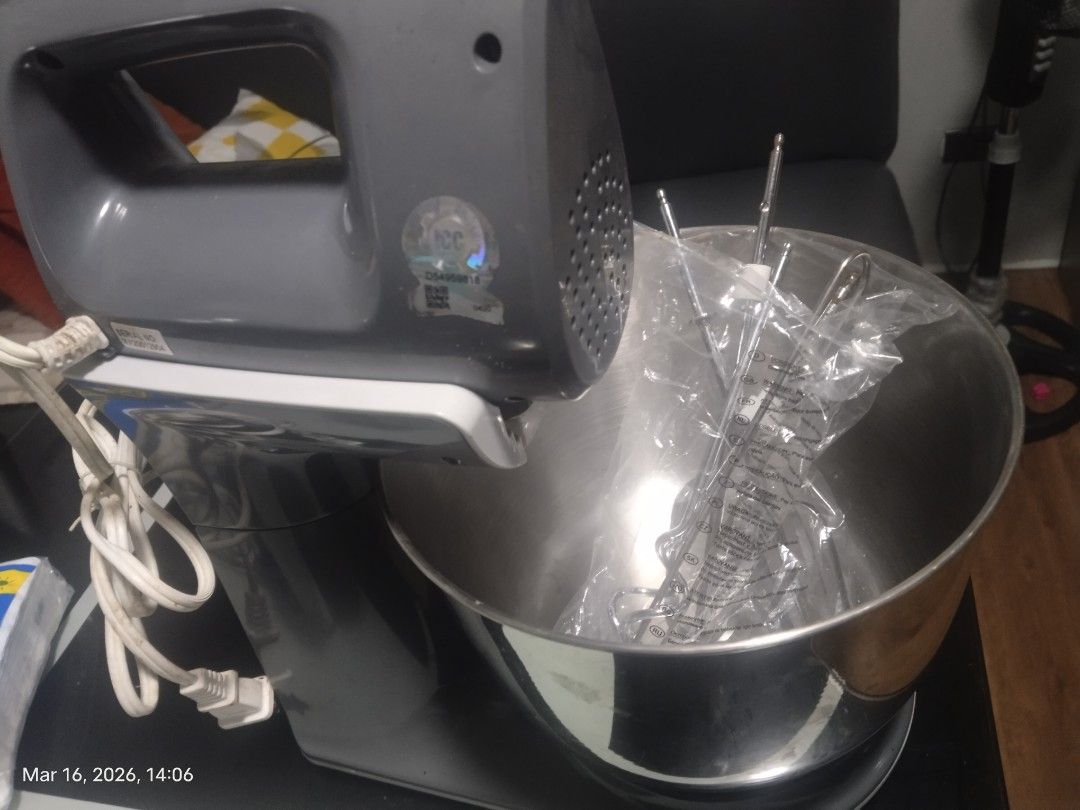 Stand mixer (Category: Hand & Stand Mixers) located in Pasig City. Submitted by yhai284201 (Listing ID 1427725234, Image 1). Description: 3D stand and hand mixer 2x lang nagamit original price 2,300.