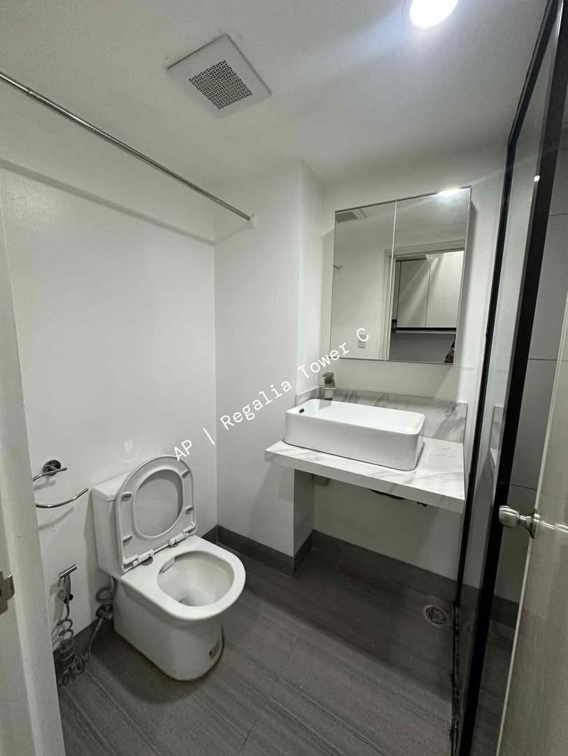 Studio / 1BR SOHO Unit in Regalia Park Tower C (Category: Apartments & Condos) located in Quezon City. Submitted by general_cleanup (Listing ID 1427671430, Image 3). Description: FOR SALE: Studio / 1BR SOHO Unit in Regalia Park Tower C Unit Highlights • 33.69 sqm • 7th Floor • SOHO Unit (Perfect for Home + Business) • With Balcony – Araneta / Antipolo View • 24/7 Security Upgraded & Move-In Ready • French-style glass partition (Studio → 1BR feel)