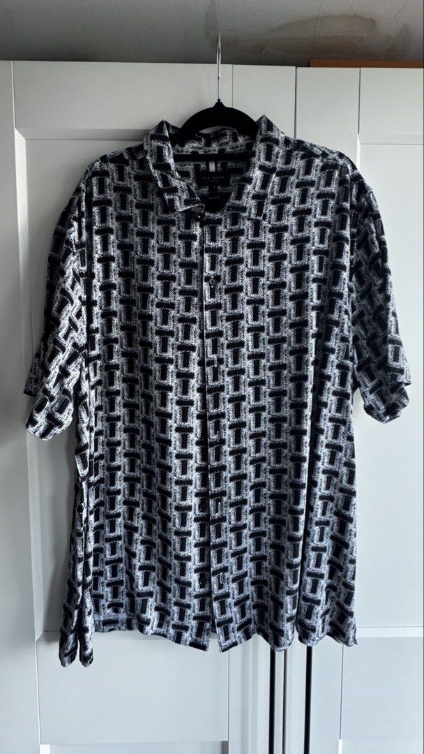 Ted Baker T Geo Print shirt (Category: Tshirts & Polo Shirts ) located in Mandaluyong City. Submitted by ngs217 (Listing ID 1427657438, Image 2). Description: Ted Baker T Geo Print Shirt SRP: ₹ 12,500 (Php 8k); selling very low, DM to nego RFS: size too small .