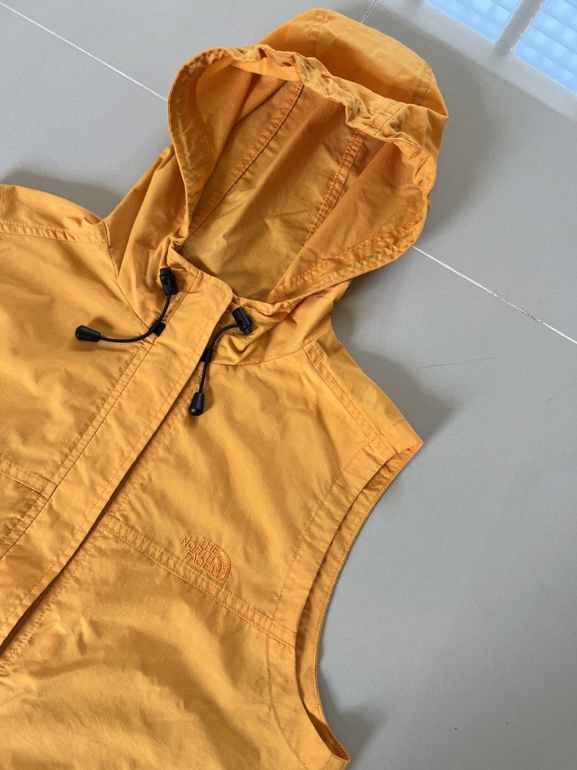 The north face nylon vest (Category: Vests) located in Iba. Submitted by saploot (Listing ID 1427660988, Image 2). Description: Excellent condition No issue 20x24 .