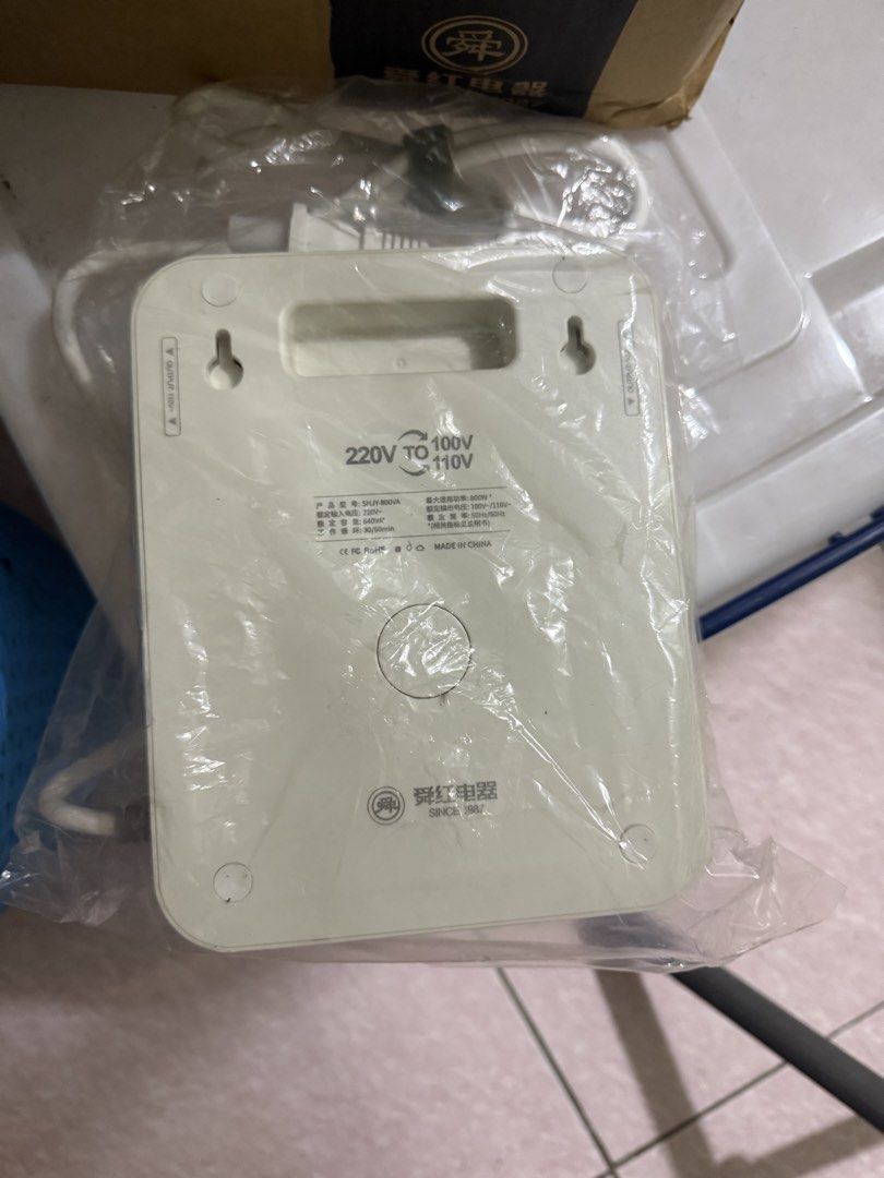 Transformer 800va (Category: Cables & Adaptors) located in Quezon City. Submitted by shawnny24 (Listing ID 1427760501, Image 2). Description: This 800VA step-down transformer is a device designed to solve the problem of voltage differences. It is capable of converting 220V to 110V or 100V, thus enabling American or Canadian appliances that would otherwise require 110V to work properly in Europe, Asia, the Middle East, and other areas where the vo