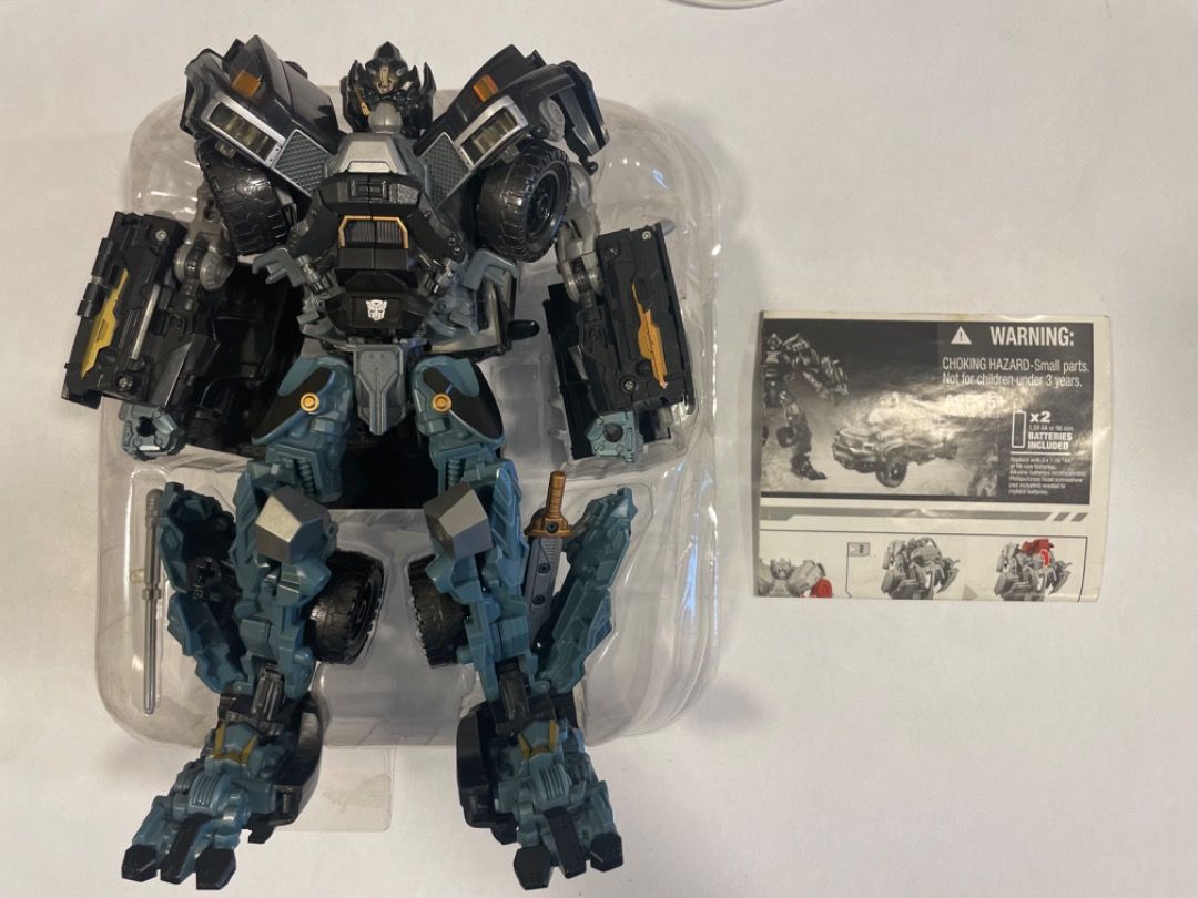 Transformers Dark of the Moon Leader Class Ironhide (Category: Action & Battle Toys) located in Taguig. Submitted by clonedbricks (Listing ID 1427701820, Image 2). Description: Transformers Dark of the Moon Ironhide - Back in box (rare!) and includes manual - Working lights and sounds! - Fully functional, articulated and transformable - Complete - includes all weapons and missile Located in BGC Lalamove or J&T if covered by buyer.