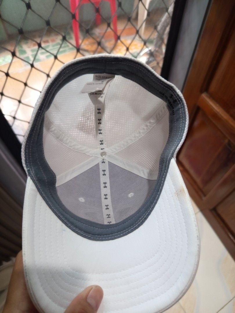 Under Armour Cap (Category: Caps & Hats) located in Davao. Submitted by vaness041421 (Listing ID 1427769482, Image 3). Description: White Under Armour cap. Features the Under Armour logo on the front and the brand name on the side. The cap has a mesh interior. The brim is curved..