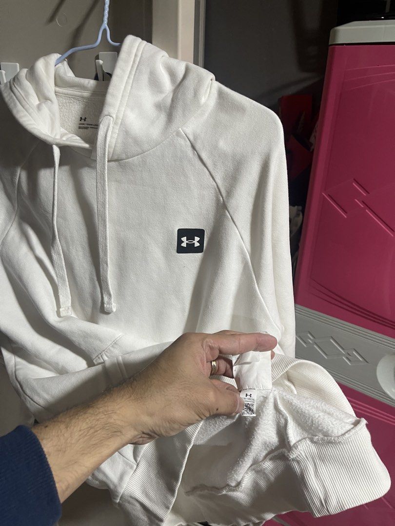 Under Armour ColdGear Hoodie - White (Category: Hoodies) located in Quezon City. Submitted by micoshoppe (Listing ID 1427709163, Image 3). Description: 21x27 Batasan hills loc no issue.