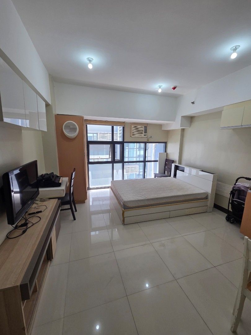 Viceroy Studio for Sale or Rent (Category: Apartments & Condos) located in Makati City. Submitted by rockybauti68776 (Listing ID 1427698827, Image 1). Description: 23sqm Studio Unit 19th Floor Clean title Located at McKinley Hill Taguig No Parking Included Semi Furnished (Aircon, Water Heater,Bed, TV table). Pet friendly Near: Enderun Venice Mall Chinese International School Establishments in the building: Laundry Shop Alfamart Salons & Barbersho