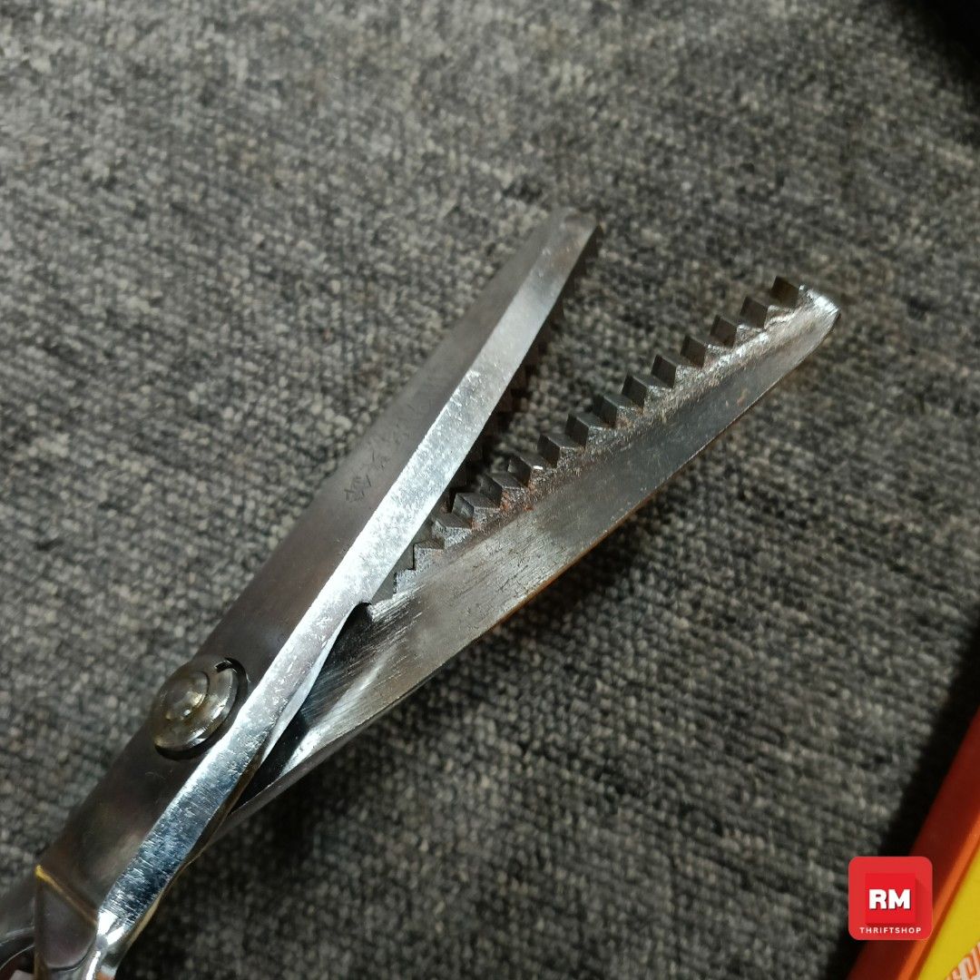 Vintage Pinking Shears Scissors | Z (Category: Craft Supplies & Tools) located in Meycauayan. Submitted by redmants2011 (Listing ID 1427754549, Image 3). Description: Price Fixed Flash Express.