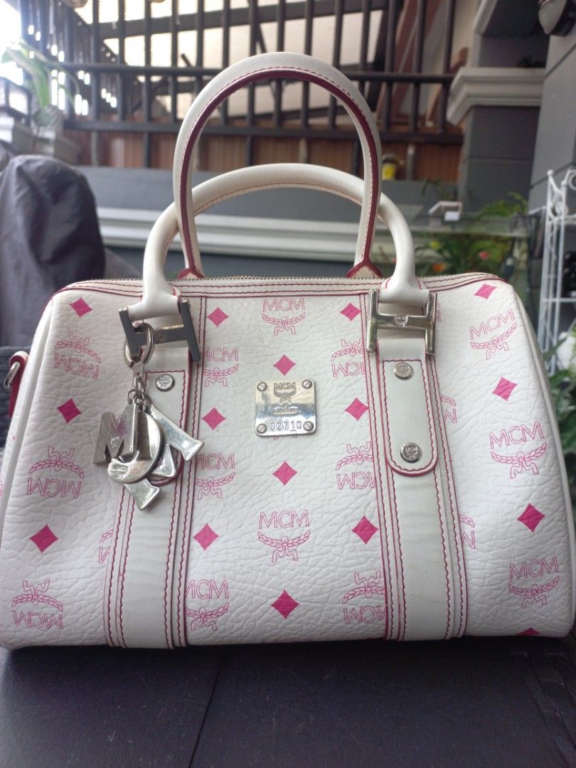 White and Pink Handbag (Category: Luxury Bags & Wallets) located in Manila. Submitted by joanparungao012022 (Listing ID 1427695874, Image 1). Description: preloved bag * Color: white / pink * Features: stand alone * Material: leather * Coded: turnable screw * Zipper: ykk * This is a second hand bag please manage your expectations * Flaws: rubber lining sa handle / semi tarnish hardware / Signs of usage * All bag are not-guaranteed (NGA) since it 