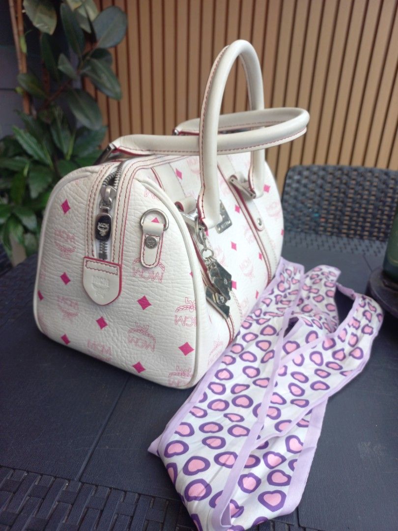 White and Pink Handbag (Category: Luxury Bags & Wallets) located in Manila. Submitted by joanparungao012022 (Listing ID 1427695874, Image 3). Description: preloved bag * Color: white / pink * Features: stand alone * Material: leather * Coded: turnable screw * Zipper: ykk * This is a second hand bag please manage your expectations * Flaws: rubber lining sa handle / semi tarnish hardware / Signs of usage * All bag are not-guaranteed (NGA) since it 