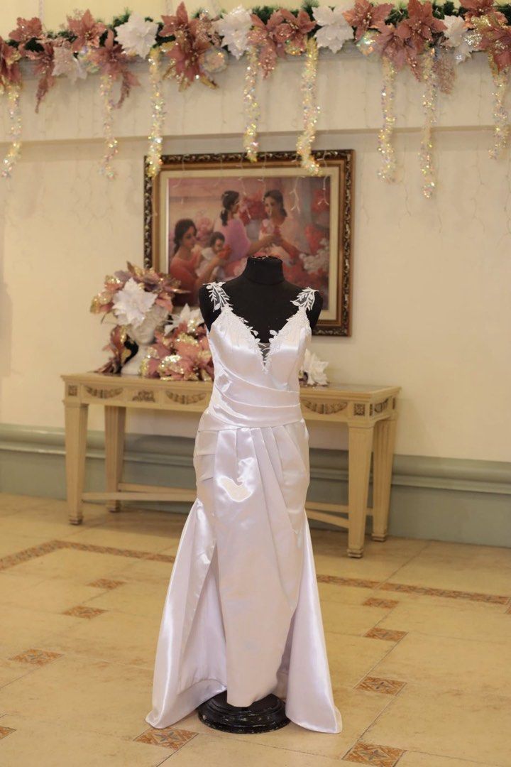 White Satin Wedding Gown with Train (Category: Evening dresses & gowns) located in Las Pinas. Submitted by dnse_ (Listing ID 1427654035, Image 2). Description: Selling my friend’s Bridal Wardrobe Set Acquisition cost: Php 30,000 Selling for Php 16,000, negotiable Inclusions: Custom-made Wedding Gown Pinterest-inspired design, best fits L, height: 5’2 Detachable tule sleeves with garter Detachable long satin train Chapel-length Bridal Veil with la
