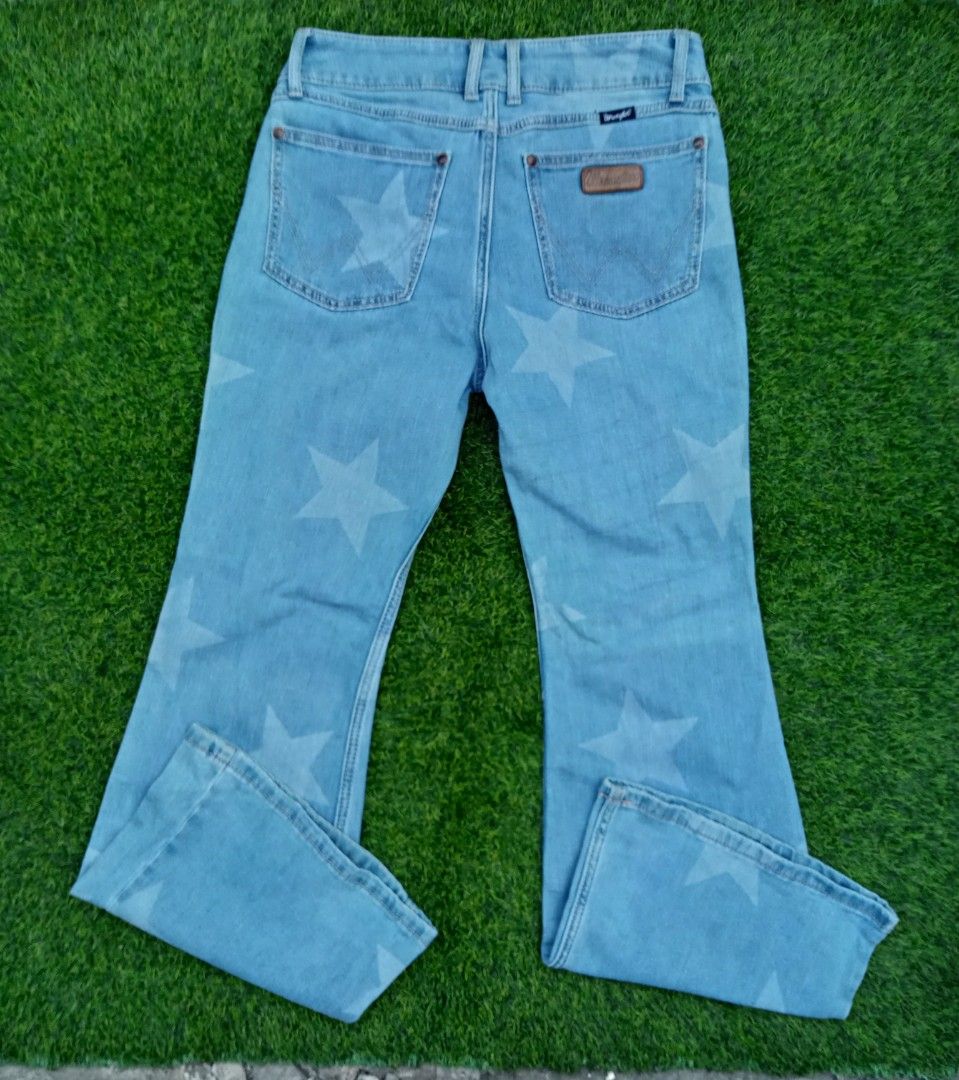 Wrangler Stellar Flare (Category: Jeans) located in Taguig. Submitted by Wacofancy (Listing ID 1427660916, Image 2). Description: Light Stonewash Denim with star print Color rate 10/10 Mid-Rise Actual size: Waist 32" Length 38" Thigh 11" L.O 12".