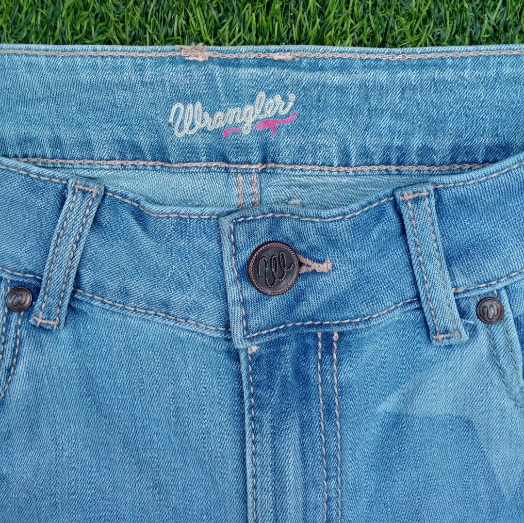 Wrangler Stellar Flare (Category: Jeans) located in Taguig. Submitted by Wacofancy (Listing ID 1427660916, Image 3). Description: Light Stonewash Denim with star print Color rate 10/10 Mid-Rise Actual size: Waist 32" Length 38" Thigh 11" L.O 12".