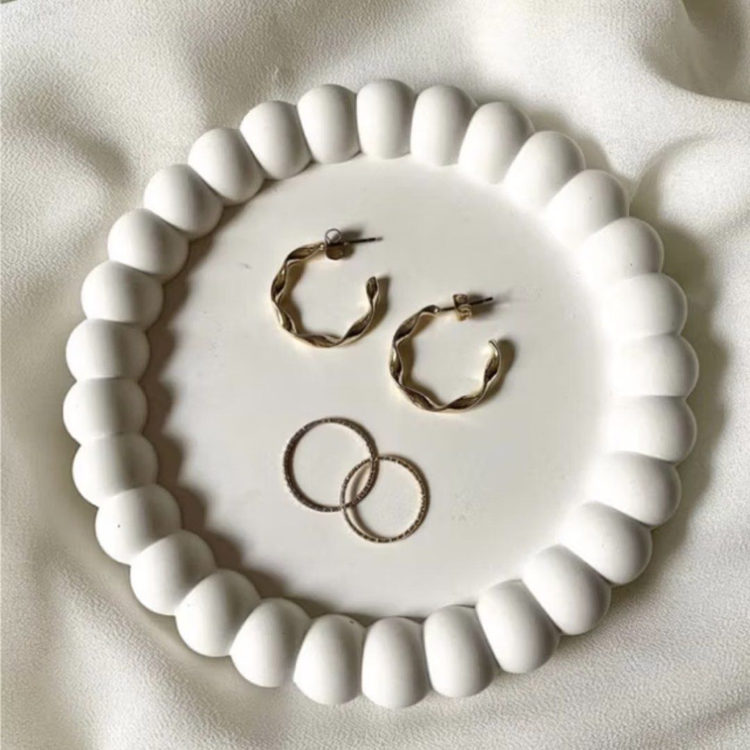 x2 Bubble Marshmallow Jewelry display Dish / plate (Category: Other Home Decor) located in Trece Martires City. Submitted by jaaadeya (Listing ID 1427774901, Image 2). Description: just moved out so i am doing major declutterering as i will move abroad 😊 100p each.