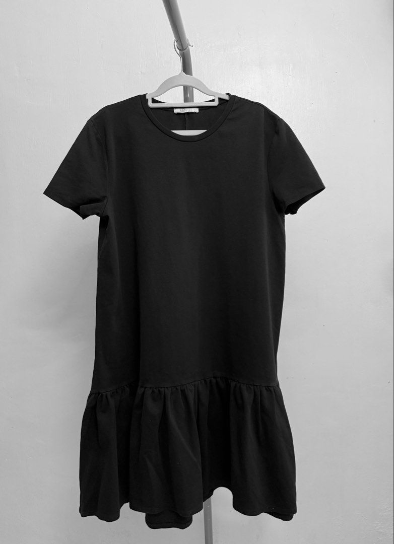 Zara Black Ruffle Hem Dress (Category: Dresses) located in Lasam. Submitted by einalem1234 (Listing ID 1427761928, Image 2). Description: Black dress from Zara. Features a round neckline, short sleeves, and a ruffle hem. Size Large. A simple and versatile dress suitable for various occasions..
