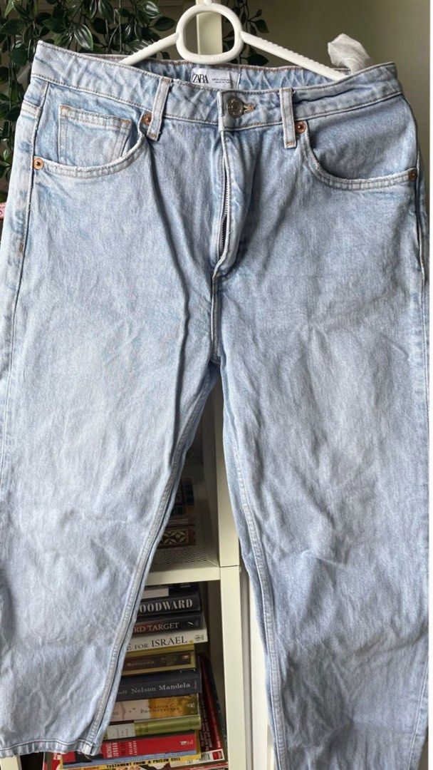 Zara Light Wash Jeans (Category: Jeans) located in Mandaluyong City. Submitted by sofiafd_ (Listing ID 1427760281, Image 1). Description: .
