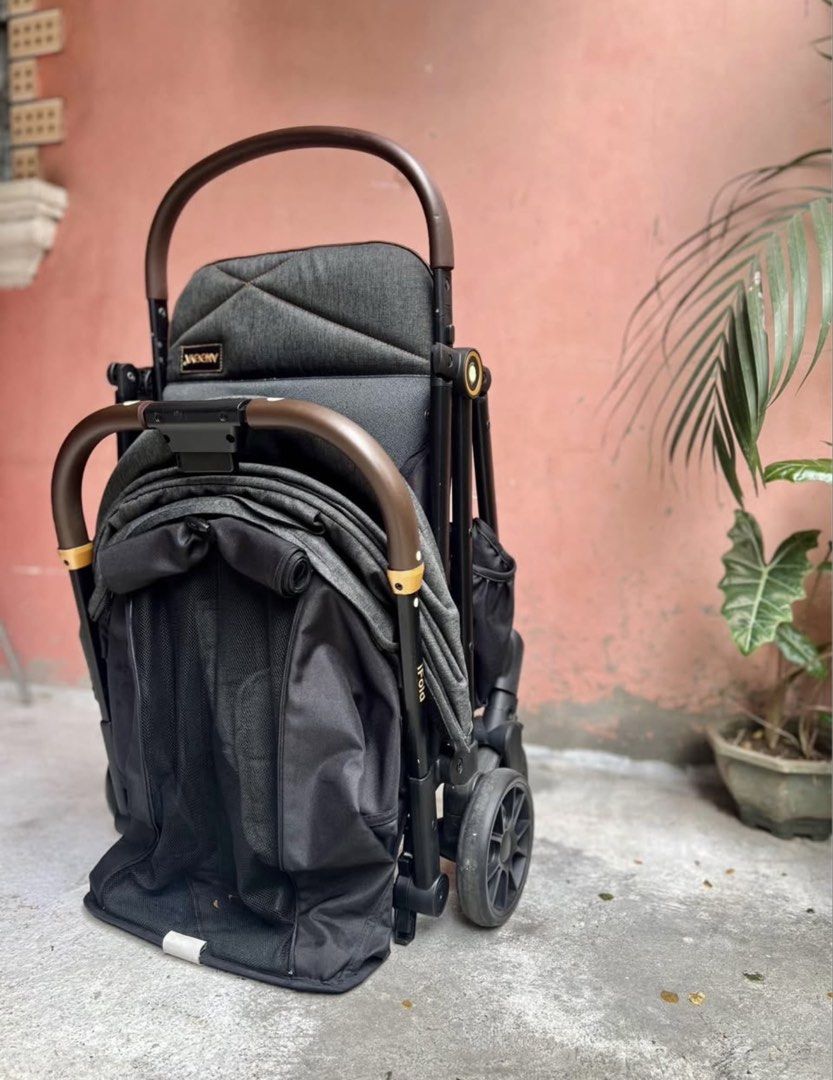 Akeeva Dutch Design iFold Stroller (Category: Strollers) located in Pateros City. Submitted by olouise (Listing ID 1427863167, Image 2). Description: Preloved Akeeva Self-Fold Travel Stroller (Original) Price: 4,500 Stroller Bag included Used but not abused 🤗 Bought 2023. In good condition Perfect sa gala with the kids For 2-5 years old. (up to 25kg) Rfs: Di na nagagamit. Baby girl is already big. For meet up or delivery. Pateros, Makati, Taguig