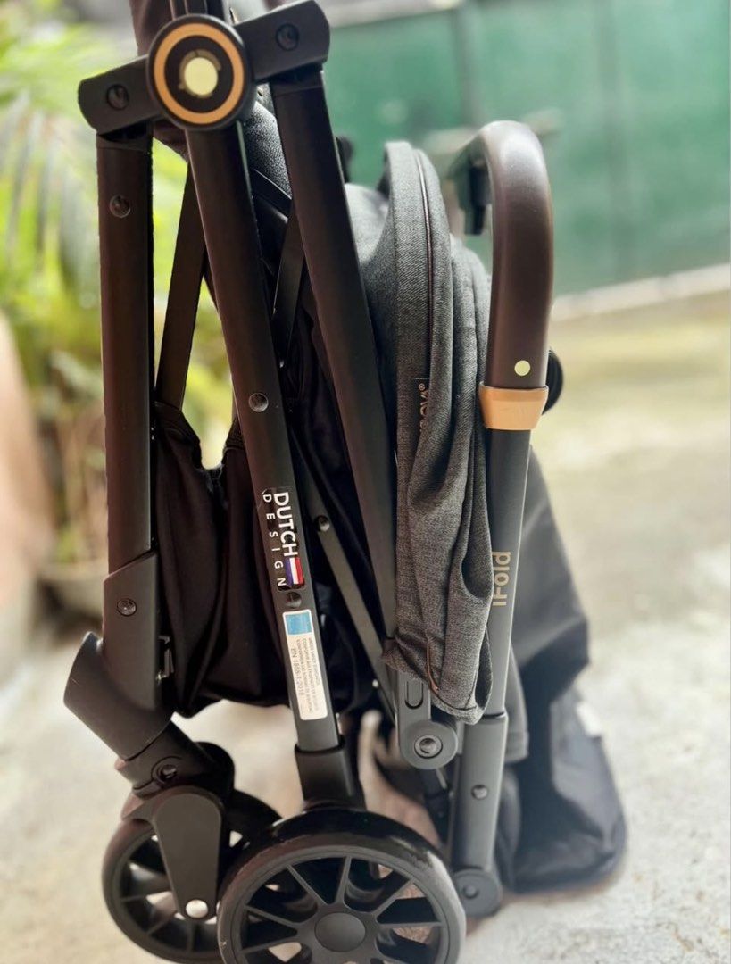 Akeeva Dutch Design iFold Stroller (Category: Strollers) located in Pateros City. Submitted by olouise (Listing ID 1427863167, Image 3). Description: Preloved Akeeva Self-Fold Travel Stroller (Original) Price: 4,500 Stroller Bag included Used but not abused 🤗 Bought 2023. In good condition Perfect sa gala with the kids For 2-5 years old. (up to 25kg) Rfs: Di na nagagamit. Baby girl is already big. For meet up or delivery. Pateros, Makati, Taguig