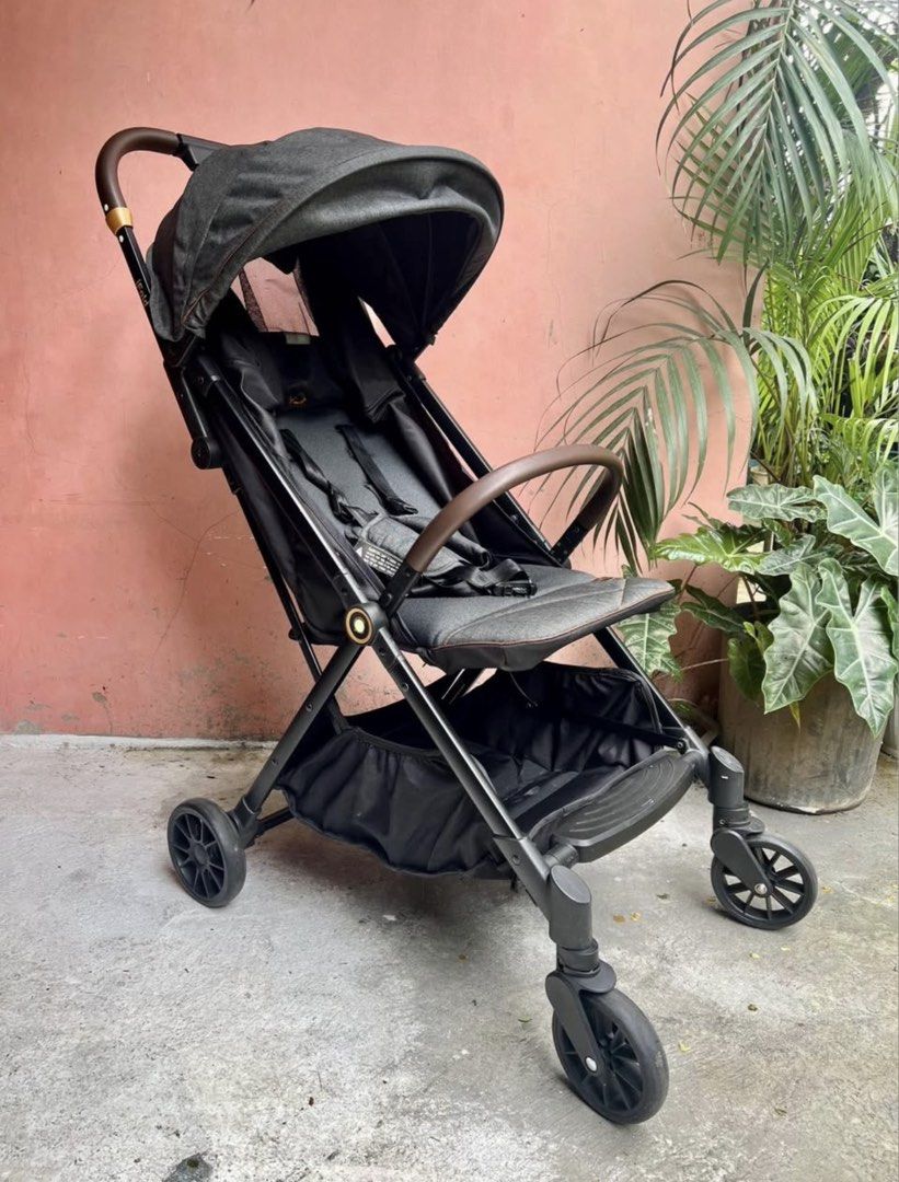 Akeeva Dutch Design iFold Stroller (Category: Strollers) located in Pateros City. Submitted by olouise (Listing ID 1427863167, Image 1). Description: Preloved Akeeva Self-Fold Travel Stroller (Original) Price: 4,500 Stroller Bag included Used but not abused 🤗 Bought 2023. In good condition Perfect sa gala with the kids For 2-5 years old. (up to 25kg) Rfs: Di na nagagamit. Baby girl is already big. For meet up or delivery. Pateros, Makati, Taguig