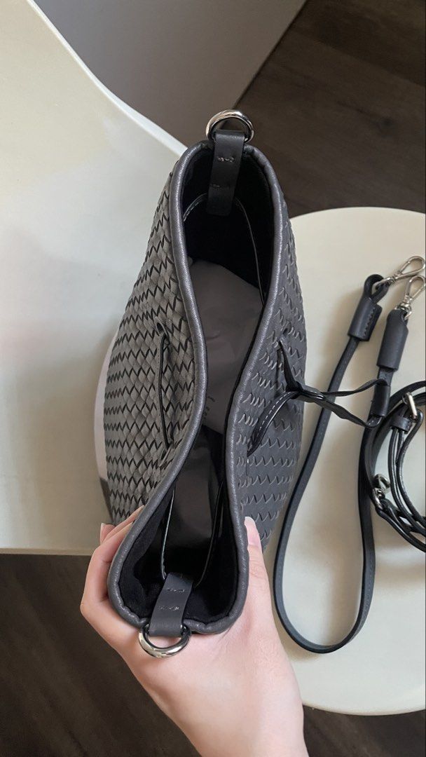 Anne Klein Woven Bucket Bag (Category: Shoulder Bags) located in Caloocan City. Submitted by ericago (Listing ID 1427855080, Image 3). Description: Anne Klein pre loved good as new bucket bag With 2 straps one for shoulder and one as sling Super light weight nice material. Very minimal and classic style No rubs, good as new hardwares, no scratches watsover. Nothing to explain 😊 Delivery only meet ups can be negotiated if nearby.
