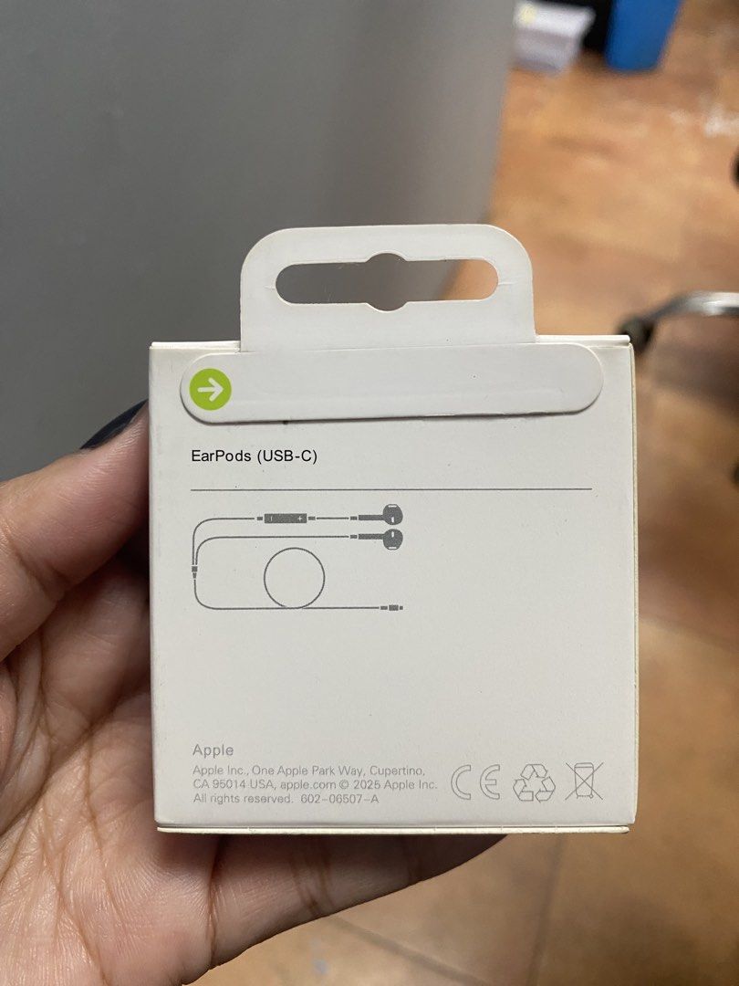 Apple EarPods USB-C (Category: Earphones) located in Manila. Submitted by dimple162 (Listing ID 1427933570, Image 2). Description: .