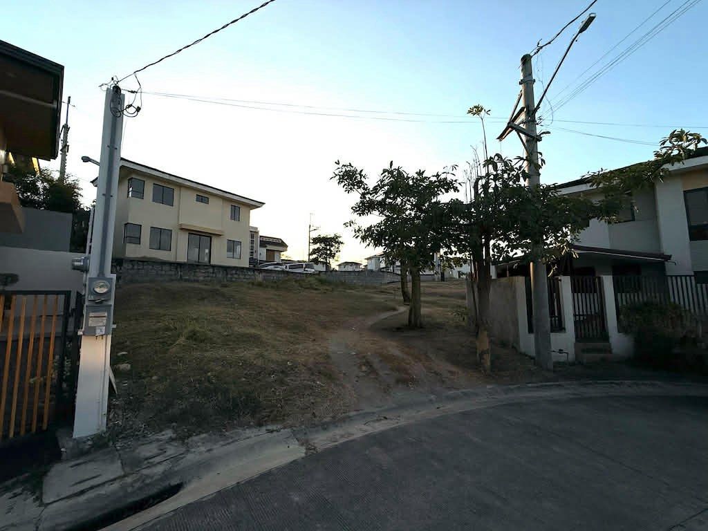 Avida Southgrove Estates LOT ONLY (Category: Lot) located in Las Pinas. Submitted by biatster (Listing ID 1143327346, Image 2). Description: Lot Area 276sqm AVIDA SOUTHGROVE ESTATES Avida Southgrove Estate is private, gated, fully fenced community with 24 hour security located at Molino Paliparan Road Bacoor Cavite. It is designed with retail and commercial establishments within reach, transportation facilities and shuttles, cable and phone facil