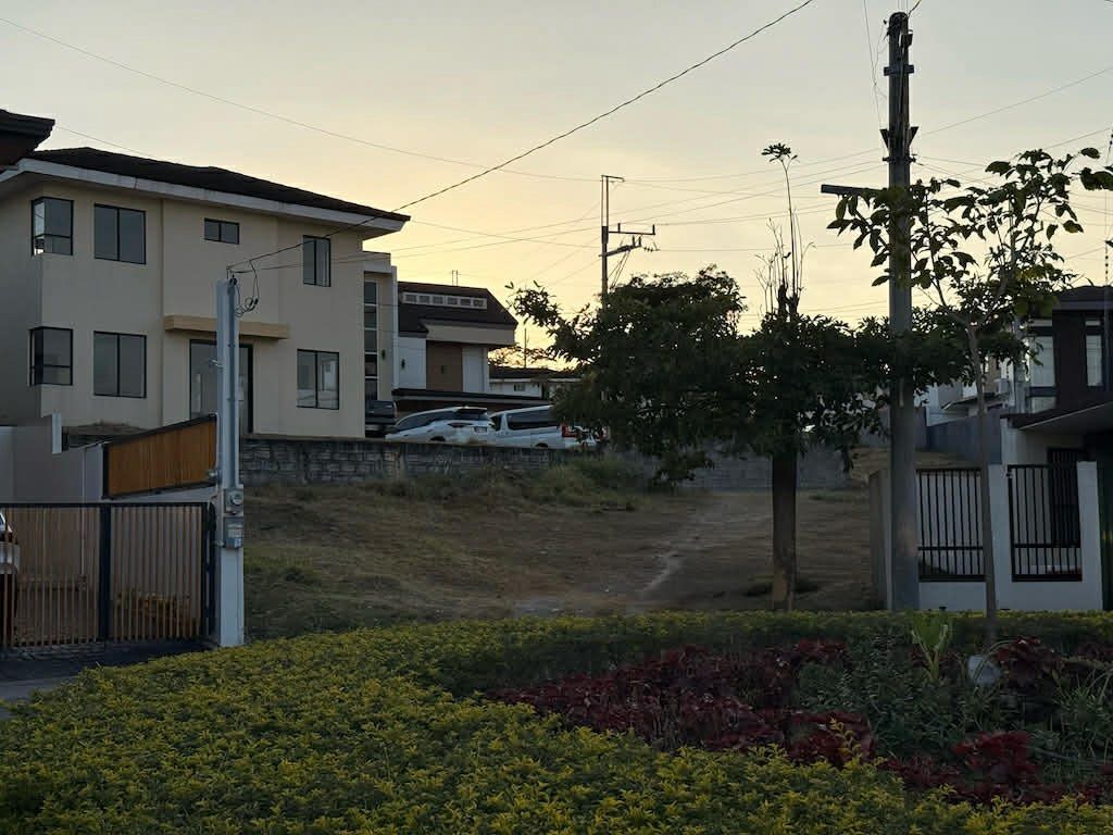 Avida Southgrove Estates LOT ONLY (Category: Lot) located in Las Pinas. Submitted by biatster (Listing ID 1143327346, Image 1). Description: Lot Area 276sqm AVIDA SOUTHGROVE ESTATES Avida Southgrove Estate is private, gated, fully fenced community with 24 hour security located at Molino Paliparan Road Bacoor Cavite. It is designed with retail and commercial establishments within reach, transportation facilities and shuttles, cable and phone facil