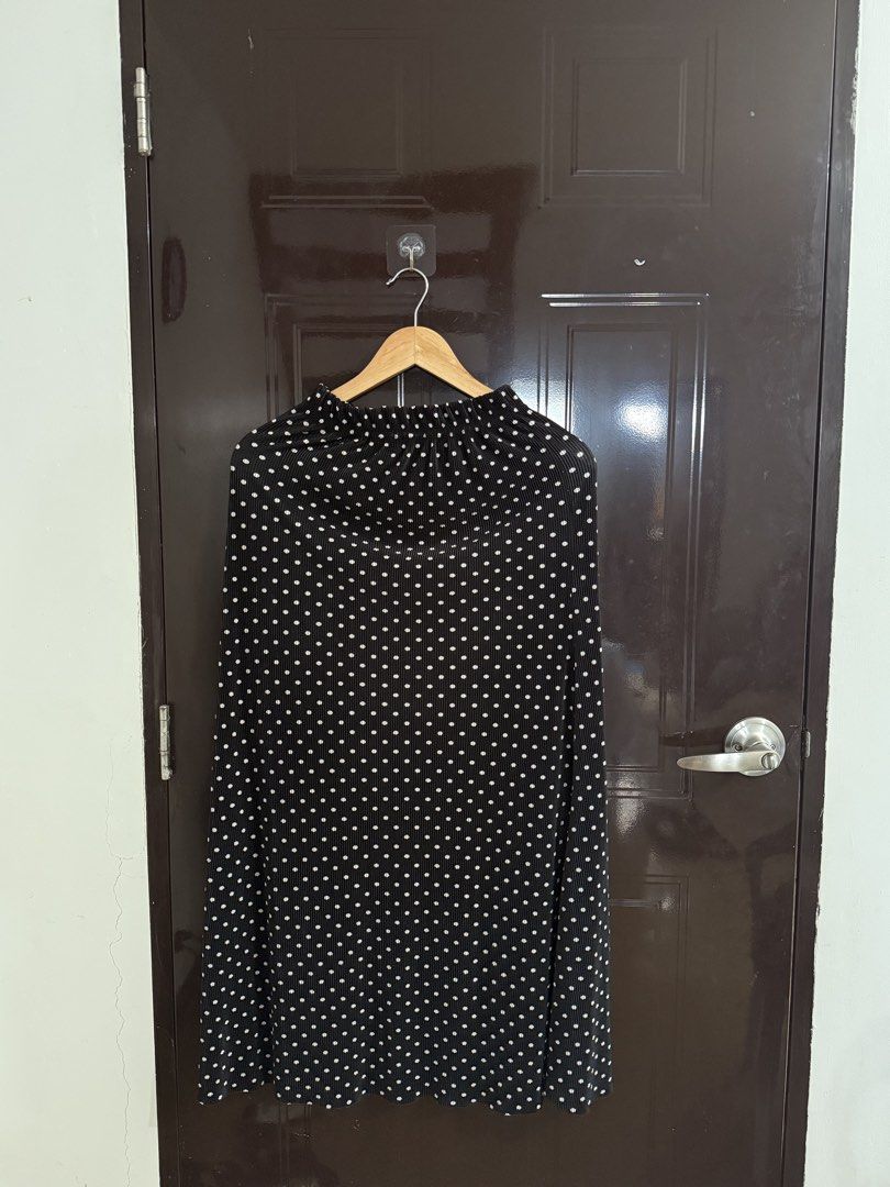 Black Polka Dot Pleated Skirt (Category: Skirts) located in Iloilo. Submitted by wornwellco (Listing ID 1427819308, Image 1). Description: .