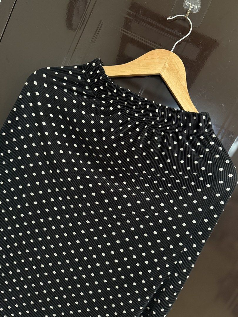 Black Polka Dot Pleated Skirt (Category: Skirts) located in Iloilo. Submitted by wornwellco (Listing ID 1427819308, Image 2). Description: .