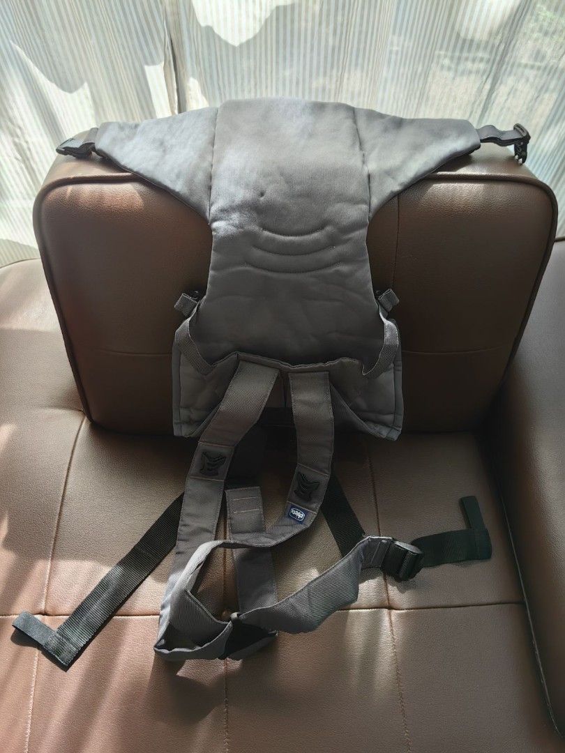 Chicco EasyFit Ergonomic Carrier (Category: Carriers & Slings) located in Quezon City. Submitted by daned05 (Listing ID 1427825451, Image 3). Description: Chicco EasyFit Ergonomic Carrier - Ergonomic design for comfort - Adjustable straps - Neutral gray color - Includes original box and manual - Suitable for newborns and infants up to 9 kg, providing comfortable and ergonomic support. https://chicco.com.ph/products/chicco-easyfit-ergonomic-carrie