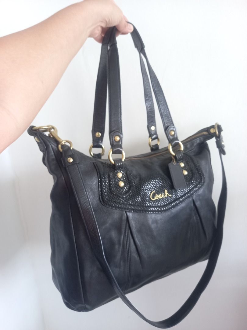 COACH VINTAGE ASHLEY (Category: Shoulder Bags) located in Bulacan. Submitted by mariekitkit (Listing ID 1427881550, Image 3). Description: ⚜ORIGINAL BRAND⚜ 📩PM IS THE KEY 𝘋𝘪𝘴𝘤𝘭𝘢𝘪𝘮𝘦𝘳: 𝙏𝙝𝙚 𝙨𝙝𝙤𝙥 𝙢𝙖𝙧𝙞𝙚𝙠𝙞𝙩𝙠𝙞𝙩 𝘢𝘳𝘦 𝘯𝘰𝘵 𝘢𝘴𝘴𝘰𝘤𝘪𝘢𝘵𝘦𝘥 𝘰𝘳 𝘢𝘧𝘧𝘪𝘭𝘪𝘢𝘵𝘦𝘥 𝘸𝘪𝘵𝘩 𝘢𝘯𝘺 𝘰𝘧 𝘵𝘩𝘦 𝘣𝘳𝘢𝘯𝘥𝘴 𝘧𝘦𝘢𝘵𝘶𝘳𝘦𝘥.𝘈𝘭𝘭 𝘵𝘳𝘢𝘥𝘦𝘮𝘢𝘳𝘬𝘴, 𝘭𝘰𝘨𝘰𝘴 𝘢𝘯𝘥 𝘤𝘰𝘱𝘺𝘳𝘪𝘨𝘩𝘵𝘴 𝘳𝘦𝘴𝘦𝘳𝘷𝘦𝘥 𝘵𝘰 𝘵𝘩𝘦 �