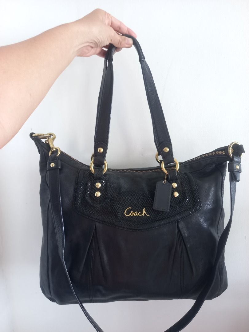 COACH VINTAGE ASHLEY (Category: Shoulder Bags) located in Bulacan. Submitted by mariekitkit (Listing ID 1427881550, Image 2). Description: ⚜ORIGINAL BRAND⚜ 📩PM IS THE KEY 𝘋𝘪𝘴𝘤𝘭𝘢𝘪𝘮𝘦𝘳: 𝙏𝙝𝙚 𝙨𝙝𝙤𝙥 𝙢𝙖𝙧𝙞𝙚𝙠𝙞𝙩𝙠𝙞𝙩 𝘢𝘳𝘦 𝘯𝘰𝘵 𝘢𝘴𝘴𝘰𝘤𝘪𝘢𝘵𝘦𝘥 𝘰𝘳 𝘢𝘧𝘧𝘪𝘭𝘪𝘢𝘵𝘦𝘥 𝘸𝘪𝘵𝘩 𝘢𝘯𝘺 𝘰𝘧 𝘵𝘩𝘦 𝘣𝘳𝘢𝘯𝘥𝘴 𝘧𝘦𝘢𝘵𝘶𝘳𝘦𝘥.𝘈𝘭𝘭 𝘵𝘳𝘢𝘥𝘦𝘮𝘢𝘳𝘬𝘴, 𝘭𝘰𝘨𝘰𝘴 𝘢𝘯𝘥 𝘤𝘰𝘱𝘺𝘳𝘪𝘨𝘩𝘵𝘴 𝘳𝘦𝘴𝘦𝘳𝘷𝘦𝘥 𝘵𝘰 𝘵𝘩𝘦 �