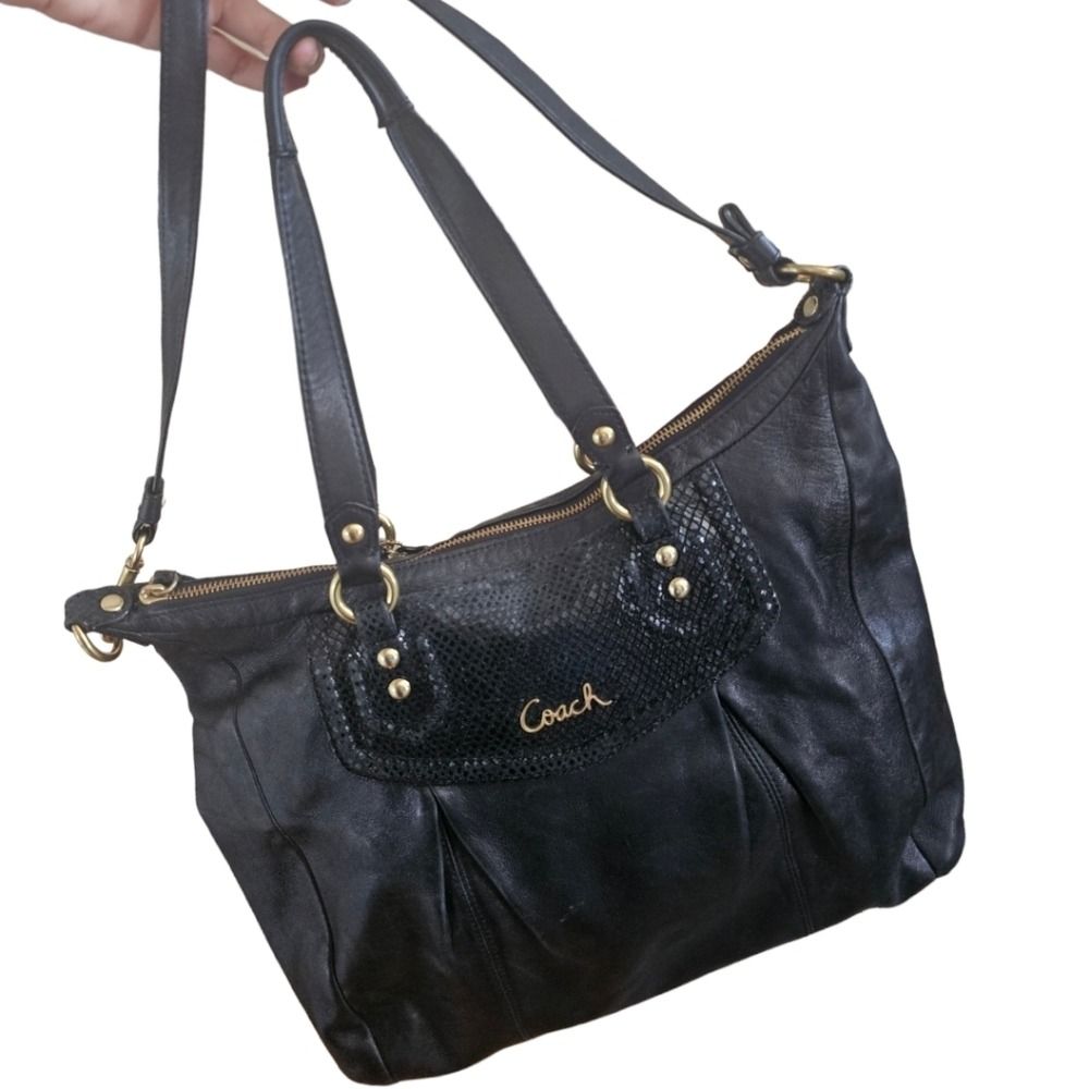 COACH VINTAGE ASHLEY (Category: Shoulder Bags) located in Bulacan. Submitted by mariekitkit (Listing ID 1427881550, Image 1). Description: ⚜ORIGINAL BRAND⚜ 📩PM IS THE KEY 𝘋𝘪𝘴𝘤𝘭𝘢𝘪𝘮𝘦𝘳: 𝙏𝙝𝙚 𝙨𝙝𝙤𝙥 𝙢𝙖𝙧𝙞𝙚𝙠𝙞𝙩𝙠𝙞𝙩 𝘢𝘳𝘦 𝘯𝘰𝘵 𝘢𝘴𝘴𝘰𝘤𝘪𝘢𝘵𝘦𝘥 𝘰𝘳 𝘢𝘧𝘧𝘪𝘭𝘪𝘢𝘵𝘦𝘥 𝘸𝘪𝘵𝘩 𝘢𝘯𝘺 𝘰𝘧 𝘵𝘩𝘦 𝘣𝘳𝘢𝘯𝘥𝘴 𝘧𝘦𝘢𝘵𝘶𝘳𝘦𝘥.𝘈𝘭𝘭 𝘵𝘳𝘢𝘥𝘦𝘮𝘢𝘳𝘬𝘴, 𝘭𝘰𝘨𝘰𝘴 𝘢𝘯𝘥 𝘤𝘰𝘱𝘺𝘳𝘪𝘨𝘩𝘵𝘴 𝘳𝘦𝘴𝘦𝘳𝘷𝘦𝘥 𝘵𝘰 𝘵𝘩𝘦 �