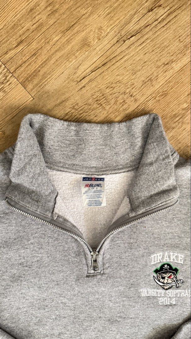 Drake Varsity Softball 2014 Quarter-Zip Sweatshirt (Category: Coats, Jackets and Outerwear) located in San Pablo. Submitted by chinitokiddd (Listing ID 1427851440, Image 2). Description: size small on tag but fits to medium color rate: 10/10 width: 21 inches length: 27 inches.
