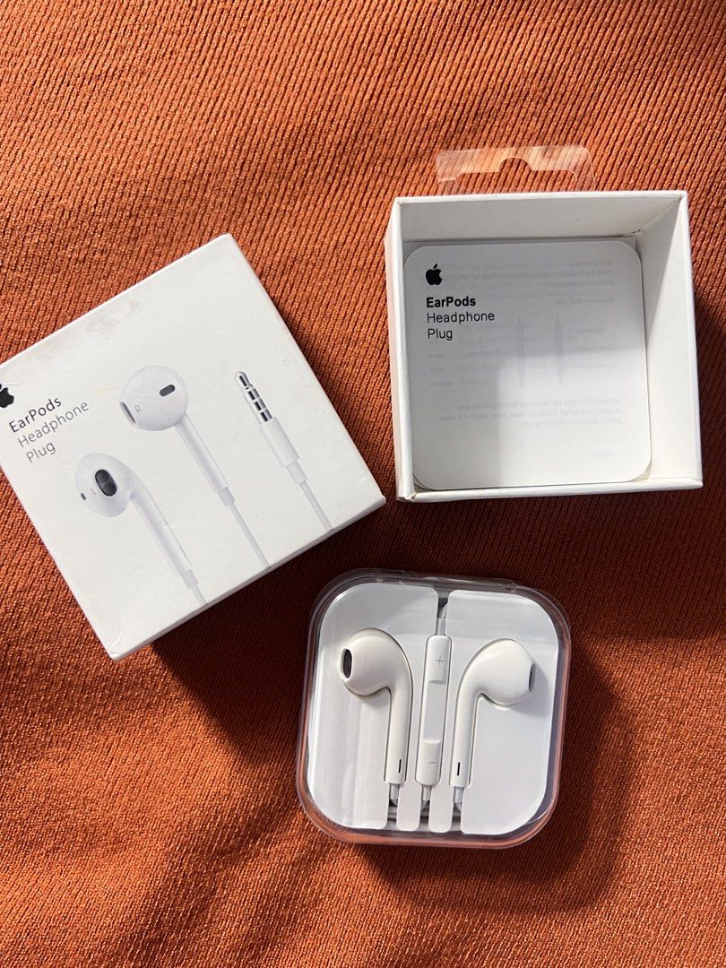 EarPods Headphone Plug 3.5mm (Category: Earphones) located in Manila. Submitted by as_onlineshop11 (Listing ID 1427932167, Image 1). Description: .