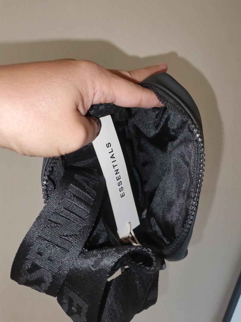 Essentials Sling Bag (small) (Category: Sling Bags) located in Manila. Submitted by jayjay2809 (Listing ID 1427923951, Image 3). Description: Bnew Essential sling bag for men small size 799 only nego meet up nearby transaction only sjdm bulacan location.