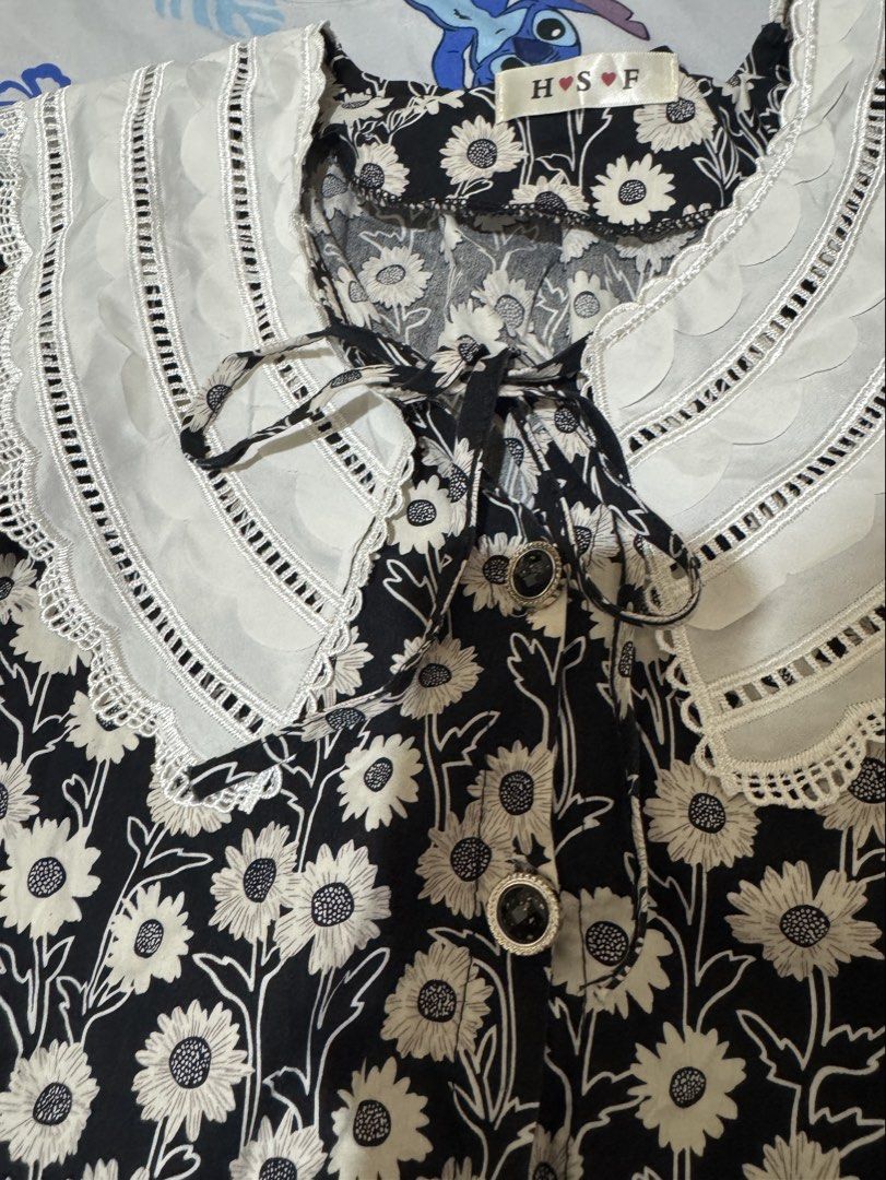 Black Floral collared puff sleeves cropped blouse (Category: Blouses) located in Caloocan City. Submitted by wfrbs (Listing ID 1427911452, Image 2). Description: Black Floral collared puff sleeves cropped blouse. Fits medium to large body frames. Can provide photo when worn..