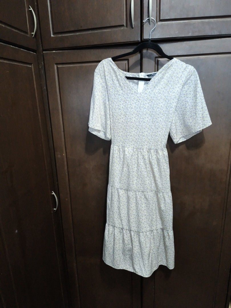 Floral Tiered Dress (Category: Dresses) located in Cebu City. Submitted by free.rabbit (Listing ID 1427806065, Image 1). Description: comfortable fabric invisible zipper closure at back .