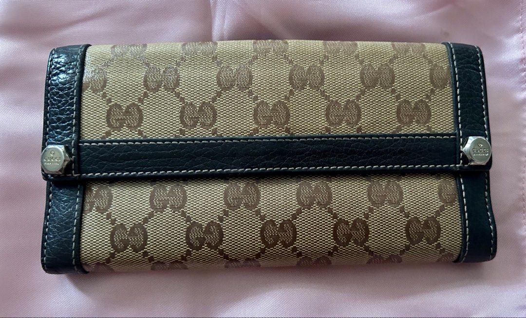 Gucci GG coated Canvas Wallet (Category: Luxury Bags & Wallets) located in Quezon City. Submitted by asiaco (Listing ID 1427840797, Image 1). Description: In good preloved condition. Flaw on the coin compartment only, loose textile but no holes. Japan bought. .