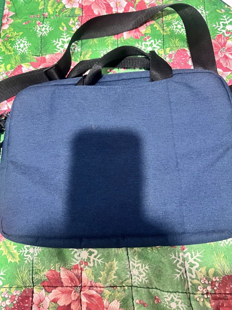 Halo Laptop Bag (Category: Laptop Bags & Sleeves) located in Manila. Submitted by declutter.je (Listing ID 1427872640, Image 2). Description: Good laptop for macbooks! Hindi kasya ang 15.6 size ng laptop. Willing to sell for 200.
