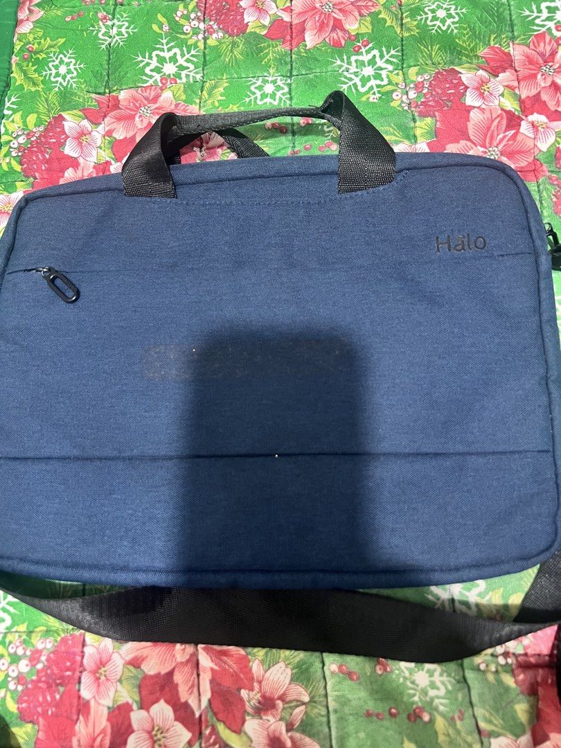 Halo Laptop Bag (Category: Laptop Bags & Sleeves) located in Manila. Submitted by declutter.je (Listing ID 1427872640, Image 1). Description: Good laptop for macbooks! Hindi kasya ang 15.6 size ng laptop. Willing to sell for 200.