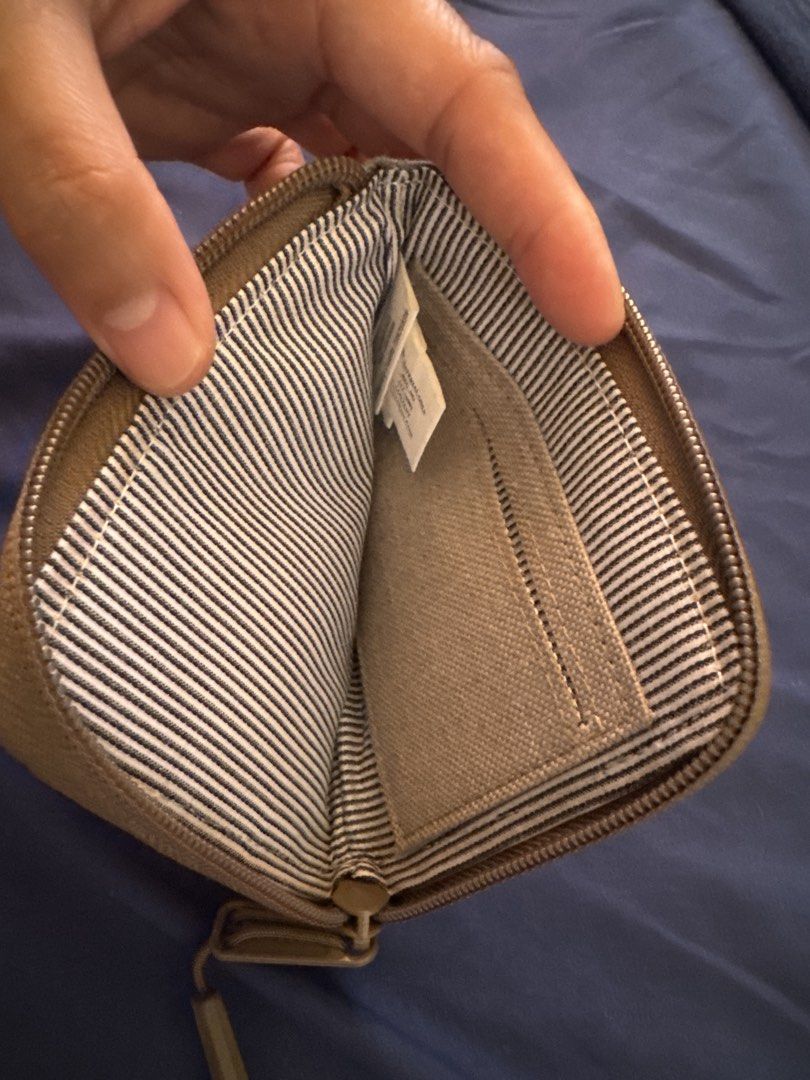 Herschel Supply Company Zip Wallet (Category: Wallets & Card holders) located in Bacolod City. Submitted by aya027 (Listing ID 1427821969, Image 2). Description: .