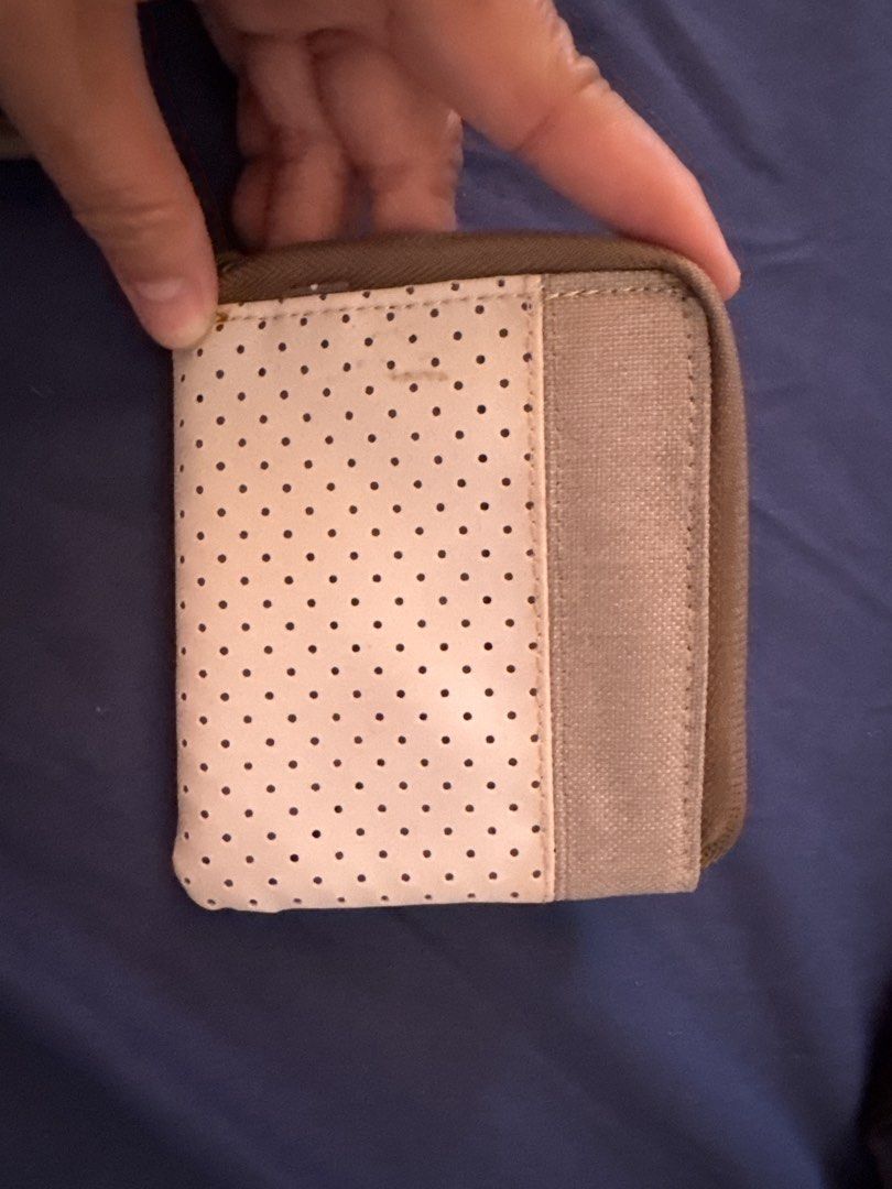Herschel Supply Company Zip Wallet (Category: Wallets & Card holders) located in Bacolod City. Submitted by aya027 (Listing ID 1427821969, Image 3). Description: .