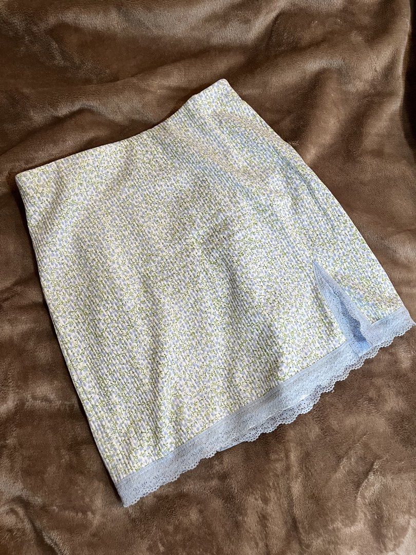 h&m blue floral skirt (Category: Skirts) located in Bulacan. Submitted by elleiraa (Listing ID 1427807850, Image 1). Description: rfs: not my style anymore size xs on tag garterized so fits up to medium!.