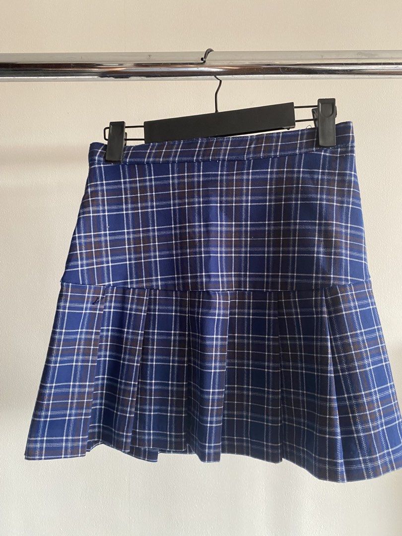 H&M Plaid Pleated Skirt (Category: Skirts) located in Quezon City. Submitted by zazbee (Listing ID 1427869277, Image 2). Description: ✅ Size is 11-12 y.o kids but can fit XS women 💯 100% authentic 🤑 Price negotiable 👗 RFS: Decluttering & doesn’t fit me anymore 📸 Can send when-worn photo but won’t close bec I’m fat 💳 MOP: Gcash, Maya or BPI.