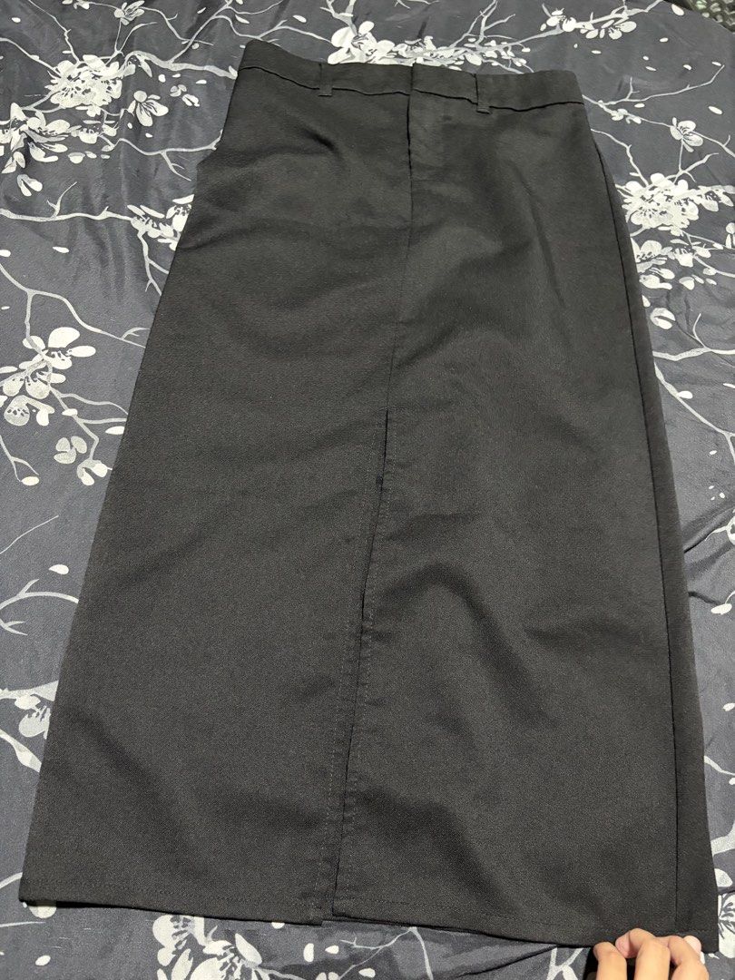 H&M Office Skirt Black (Category: Skirts) located in Manila. Submitted by ab_mor (Listing ID 1427875006, Image 2). Description: H&M Twill Maxi Skirt - Black Like new Fits 22-24 waist Front middle slit No worn pics di na po kasya.