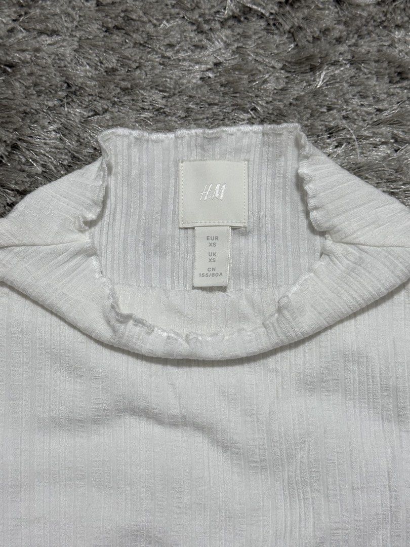 H&M White Long Sleeve Top XS (Category: Longsleeves) located in Imus. Submitted by tpdecluttering (Listing ID 1427872663, Image 2). Description: .