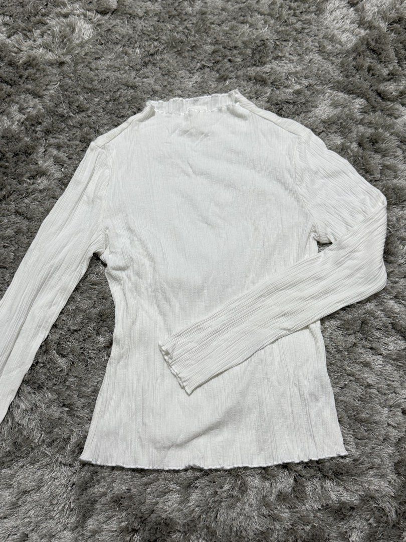 H&M White Long Sleeve Top XS (Category: Longsleeves) located in Imus. Submitted by tpdecluttering (Listing ID 1427872663, Image 1). Description: .